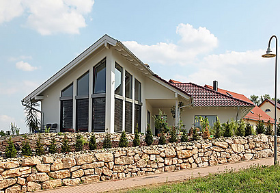 Bungalow mit Glasfront von FingerHaus GmbH