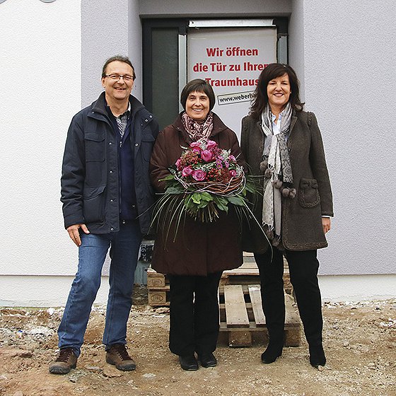 WeberHaus-Geschäftsführerin Heidi Weber-Mühleck gratuliert Simone Merk und Ulrich Kröger zum 34.000 Haus des badischen Fertighausherstellers. Foto: WeberHaus