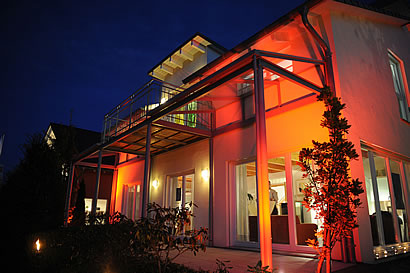 Der HausBauPark Villingen-Schwenningen zeigt sich einmal mehr im besten Licht: Am 9. März bietet die Nacht der Häuser eine besondere Illumination. Foto: EXPO Südwest GmbH