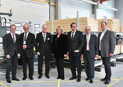 Mathias Schäfer (FingerHaus Geschäftsführer), Dr. Reinhard Kubat (Landrat des Landkreises Waldeck-Frankenberg), Willi Schäfer (FingerHaus Geschäftsführer), Dorothea Finger-Cronau (Gesellschafterin FingerHaus), Klaus Cronau (FingerHaus Geschäftsführer), Hans-Adam Ochse (FingerHaus Gesellschafter), Thomas Ochse (FingerHaus Gesellschafter) - Foto: FingerHaus