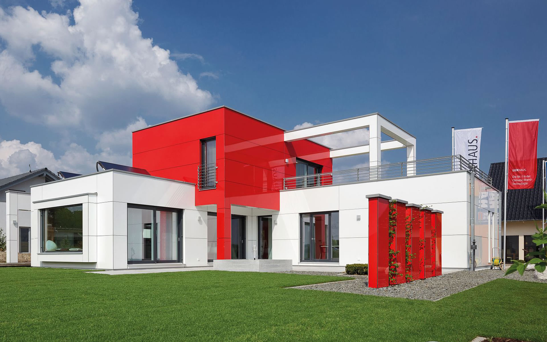 Haus mit Einliegerwohnung: Fertighaus-Kubushaus im Bauhausstil