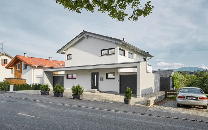 LUXHAUS - Musterhaus Satteldach Landhaus 139