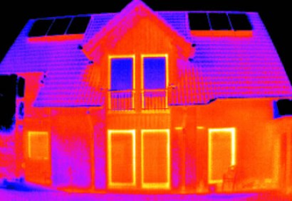 Gute Wärmedämmung zahlt sich aus: Während beim oberen Haus viel Energie verloren geht, bleibt diese beim unteren Bild dort, wo sie hingehört: im Haus. Das führt nicht nur zu einer geringen Kennzahl im Energiepass, sondern auch zu enormen finanziellen Einsparungen. Foto: Klaas Messtechnik/OKAL Gute Wärmedämmung zahlt sich aus: Während beim oberen Haus viel Energie verloren geht, bleibt diese beim unteren Bild dort, wo sie hingehört: im Haus. Das führt nicht nur zu einer geringen Kennzahl im Energiepass, sondern auch zu enormen finanziellen Einsparungen. Foto: Klaas Messtechnik/OKAL
