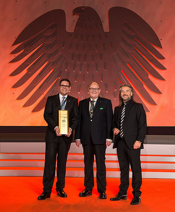 Bestes Produkt des Jahres 2014: Entwurf "Concept –M Köln" in der Ausstellung Frechen. Marken-Award: den begehrten Innovativ-Preis erhalten Christan und Gerhard Baumann (Bien-Zenker) von Donat Brandt. (v.li.) Foto: Bien-Zenker