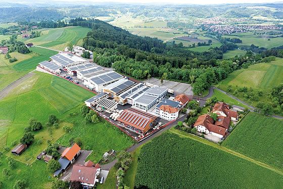 Hier eine Luftaufnahme des Fertighaus Weiss Areals. Gut zu erkennen sind die Solaranlagen. Hierdurch erzeugt das Areal mehr Energie als das Werk benötigt. Foto: Fertighaus Weiss