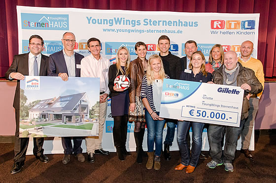 Damit der Traum vom YoungWings Sternenhaus wahr wird: Fußballweltmeister Thomas Müller (Bildmitte) mit Verantwortlichen und Unterstützern des Projektes. Foto: Nadine Rupp, ruppografie