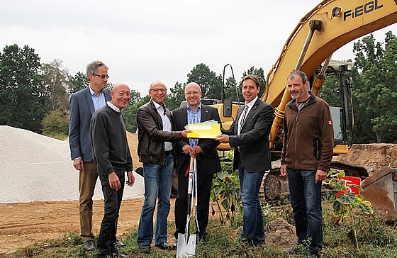 Dieter Braun, Ingenieurbüro; Hanns Steinbacher, Fiegl Bauunternehmen; Jürgen Volk, Gebietsverkaufsleiter LUXHAUS;  Dirk Adam, Geschäftsführer LUXHAUS; Bürgermeister Ben Schwarz, Gemeinde Georgensgmünd; Martin Mehl, Leiter Bauamt. Foto: LUXHAUS