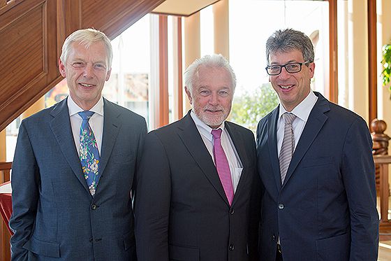 BDF-Hauptgeschäftsführer Dirk-Uwe Klaas (l.) und BDF-Präsident Johannes Schwörer (r.) begrüßten FDP-Politiker Wolfgang Kubicki im Kongresszentrum der Yachthafenresidenz Hohe Düne in Rostock-Warnemünde. Foto: BDF