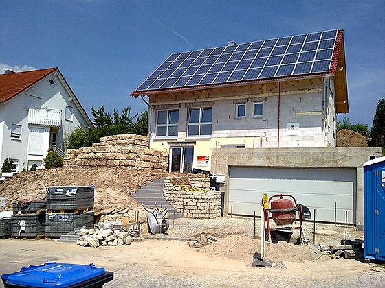 Die private Solaranlage beim Neubau des Hauses. Foto: e-gabi / pixabay.com