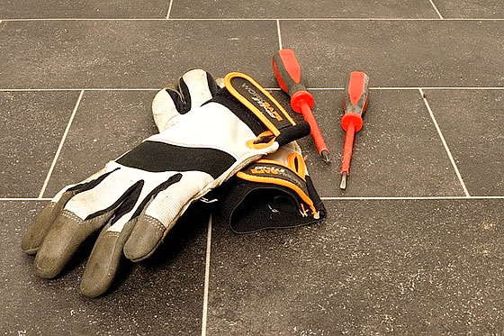 Ohne solide Handschuhe sollte auf der Baustelle nicht gearbeitet werden. (Quelle: WerbeFabrik (CC0-Lizenz)/ pixabay.com)