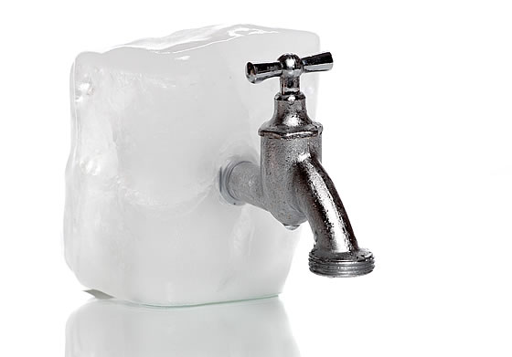 Wasserhahn auftauen, so geht es. Foto: prterwort / shutterstock.com Wasserhahn auftauen, so geht es. Foto: prterwort / shutterstock.com