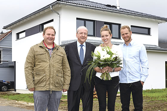 Zum 35 000 WeberHaus gratulierte der Geschäftsführer Hans Weber dem Bauherrenpaar Martina Schairer und Benjamin Schöller, links im Bild Bauleiter Joachim Fetscher.. Foto: WeberHaus