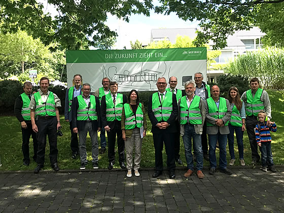 Rheinland-pfälzische Energie- und Umweltministerin Ulrike Höfken zu Gast bei HUF HAUS. Foto: HUF HAUS