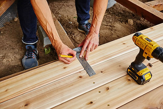 Gemütliche Terrasse aus Holz selbst bauen. Foto: Twin Sails / shutterstock