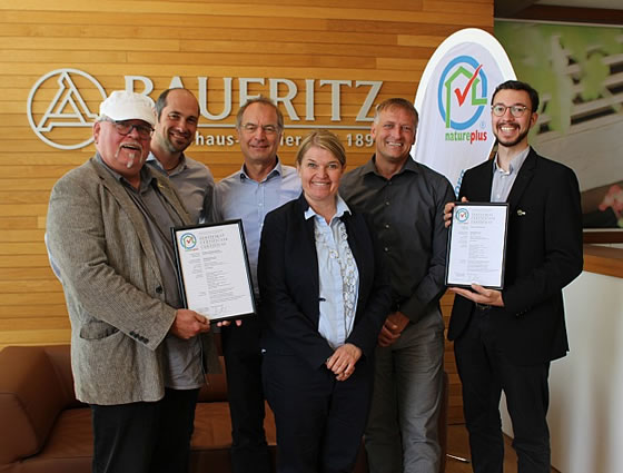 Thomas Schmitz (Geschäftsführer natureplus e.V.), Stefan Schindele (Baubiologe Baufritz), Dietmar Spitz (Marketing-Leiter Baufritz), Dagmar Fritz-Kramer (kaufmännische Geschäftsführung Baufritz), Mario Reisacher (technische Geschäftsführung Baufritz) und Felix Konrad (Geschäftsführer natureplus e.V.)