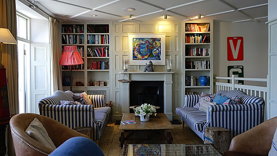 Ein Luxus-Sofa für Ihr Wohnzimmer - was Sie bei der Auswahl beachten sollten. Foto: MikesPhotos / pixabay.com