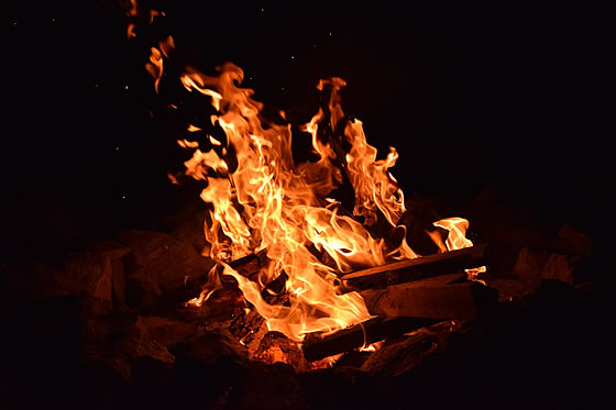 Wie man eine einfache Feuerstelle im Garten selbst baut. Foto: nalqueen / pixabay.com