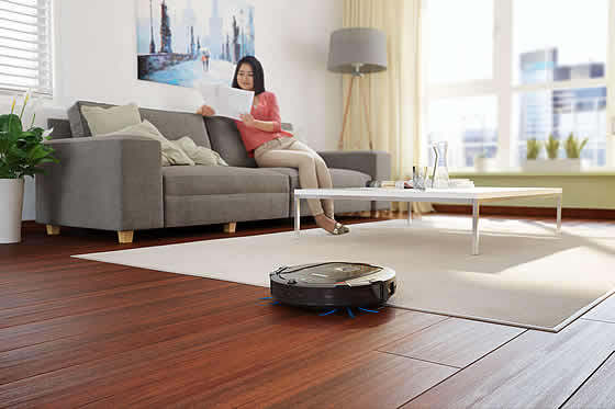 Kleine, feine Haushaltshelfer. Hier der SmartPro Active Saugroboter. Foto: Philips