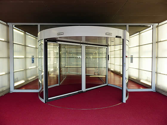 Fl chenb ndige Dreht ren Integriert In Ein Modernes Design