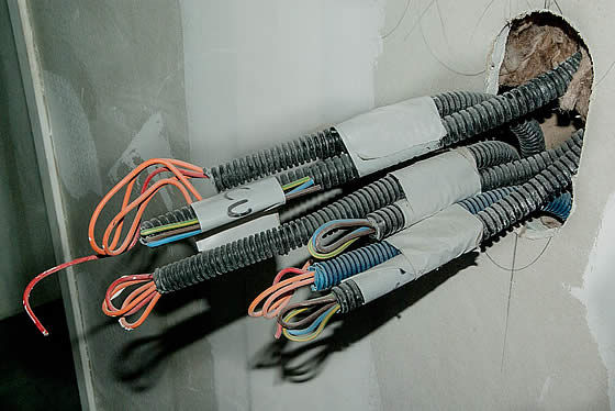 Kampf dem Kabelsalat - ganz galant lassen sich elektrische Verbindungen im Haus verbergen. Foto: jackmac34 / pixabay.com