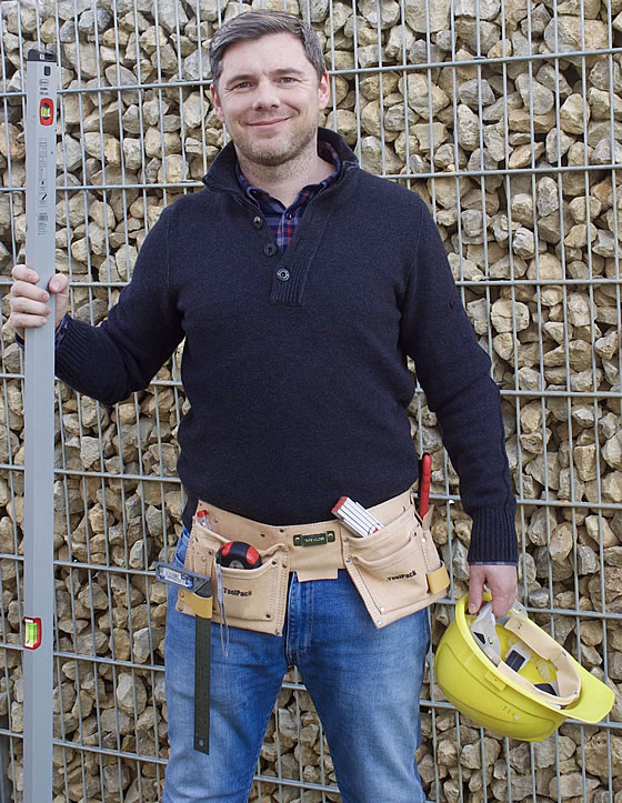 Der Fertighausexperte Tobias Beuler im Einsatz für die Bauherren.