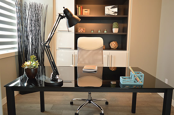 Ergonomisch hochwertige Stühle im modernen Designer-Look. Foto: pixabay.com / Erika Wittlieb