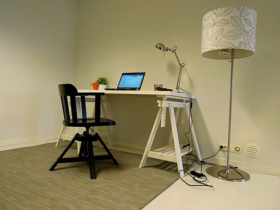 Stühle aus unflexiblen Materialien bergen Gesundheitsrisiken. Foto: pixabay.com / anneileino