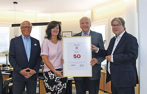 BDF-Geschäftsführer Achim Hannott (außen rechts) überreichte Hans Weber, Heidi Weber-Mühleck und Peter Liehner die Urkunde für die 50-jährige Mitgliedschaft im Bundesverband Deutscher Fertigbau. Foto: WeberHaus