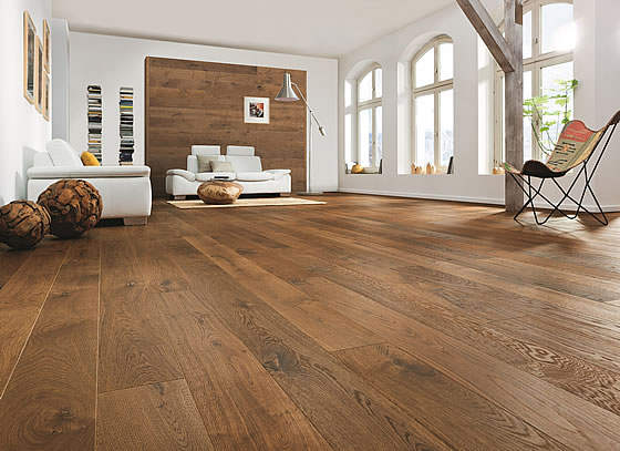 Parkett wirkt dank seiner attraktiven Farbgebung und der schönen Maserung im Wohnzimmer besonders gut. Foto: vdp/Hamberger Flooring GmbH & Co. KG