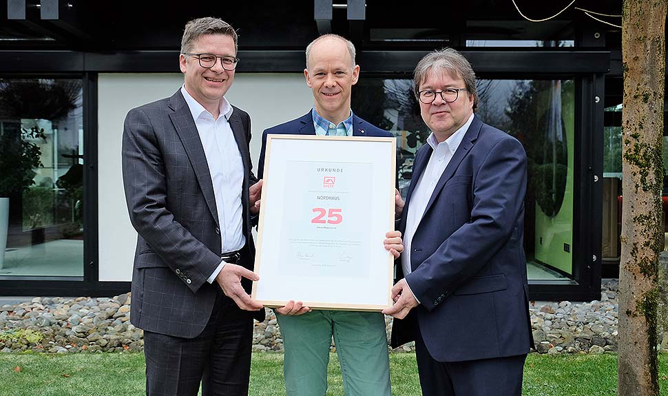 Nordhaus-Geschäftsführer Christoph Brochhaus (m.) erhielt die Jubiläumsurkunde von den BDF-Geschäftsführern Georg Lange (l.) und Achim Hannott (r.). Foto: BDF Nordhaus-Geschäftsführer Christoph Brochhaus (m.) erhielt die Jubiläumsurkunde von den BDF-Geschäftsführern Georg Lange (l.) und Achim Hannott (r.). Foto: BDF