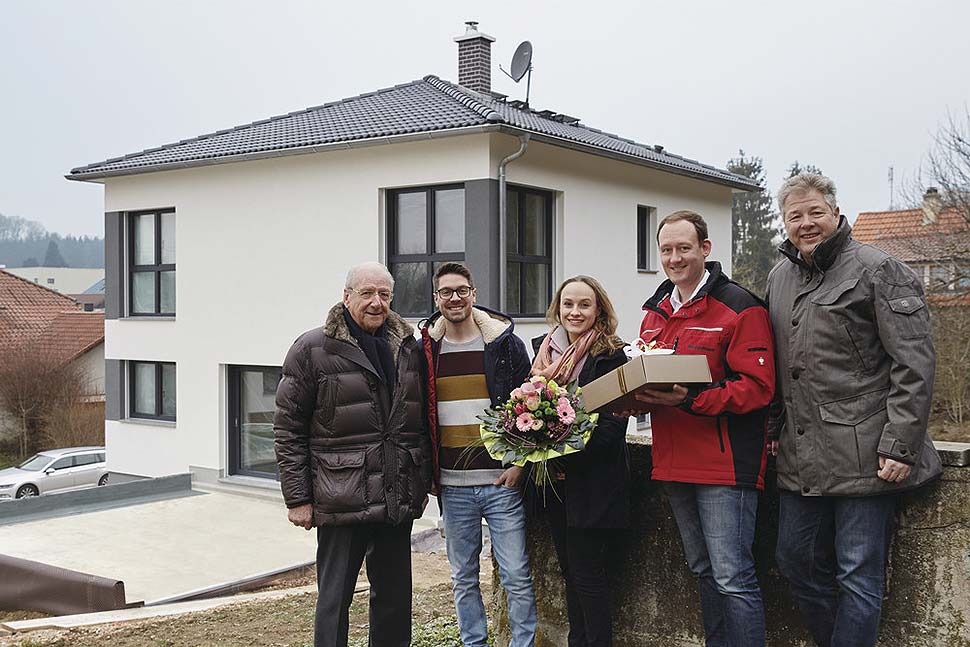 Hans Weber gratulierte den stolzen Bauherren persönlich zu ihrem Eigenheim, das für WeberHaus das 37.000ste gebaute Objekt ist. Foto: WeberHaus