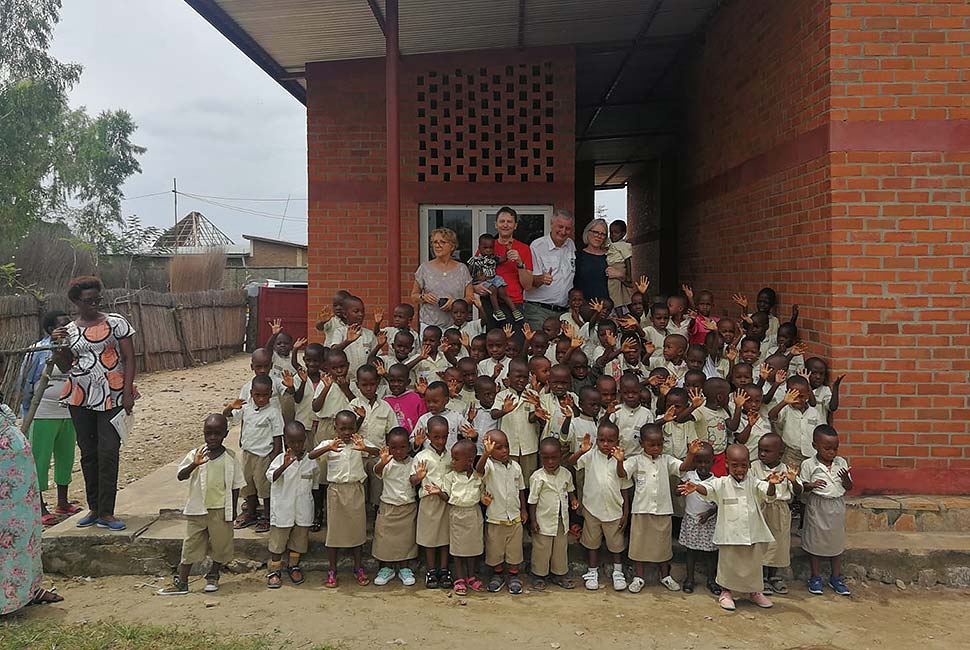 Holger Linke und Reiner Meutsch beim Besuch der Vorschule in Gatumba (Burundi)