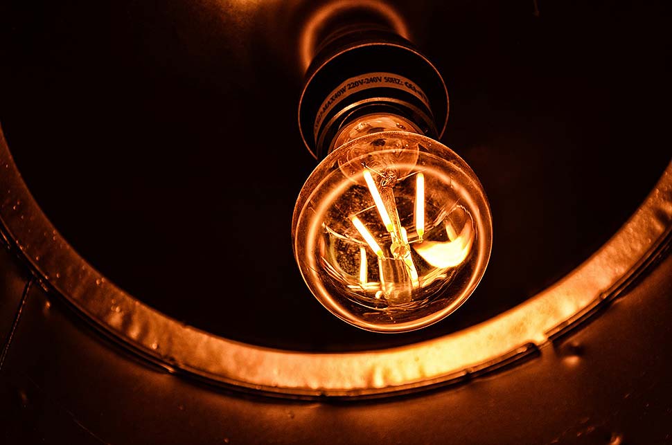 Industrielampen unterstreichen die Einrichtung im Used-Look. Foto: Thierry Milherou / pixabay.com