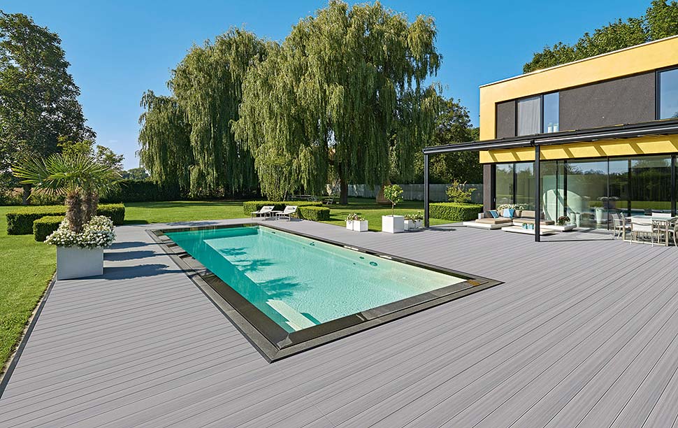 Neben der Größe des Pools ist auch die Umrandung entscheidend. Sie sorgt für ein stimmiges Gesamtbild und die richtige Atmosphäre. Foto: Deceuninck Germany