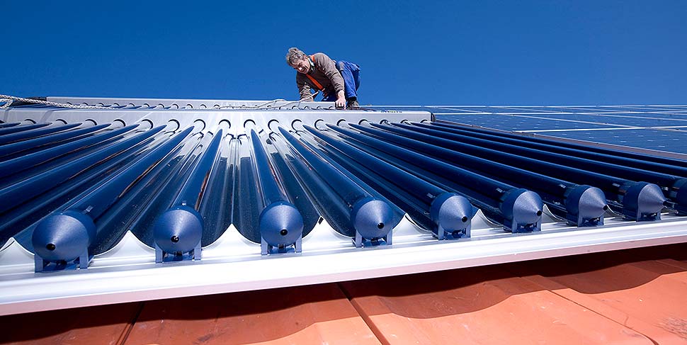 Wer sich heute entscheidet, seine Heizung im Keller mit einer solarthermischen Anlage auf dem Dach zu unterstützen, kann sich bis zu 30 % der Kosten vom Staat zurückholen. Bei einem Austausch der alten Ölheizung sind sogar 45 Prozent Förderzuschuss drin. Foto: BDH Wer sich heute entscheidet, seine Heizung im Keller mit einer solarthermischen Anlage auf dem Dach zu unterstützen, kann sich bis zu 30 % der Kosten vom Staat zurückholen. Bei einem Austausch der alten Ölheizung sind sogar 45 Prozent Förderzuschuss drin. Foto: BDH