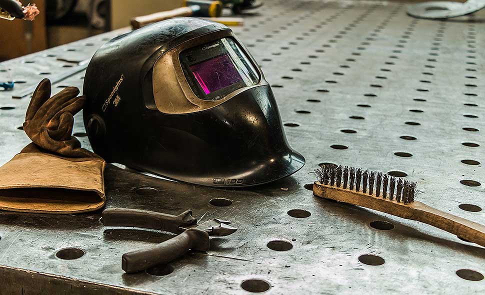 Gute Schutzausrüstung bewahrt vor Unfällen bei Schweißarbeiten. Foto: benfe / pixabay