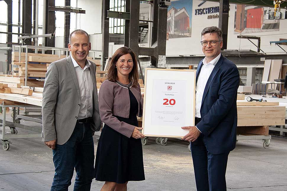 BDF-Geschäftsführer Georg Lange (r.) überreichte Barbara Fuchs (m.) und Markus Leppin (l.) eine Jubiläumsurkunde. Foto: Fischerhaus