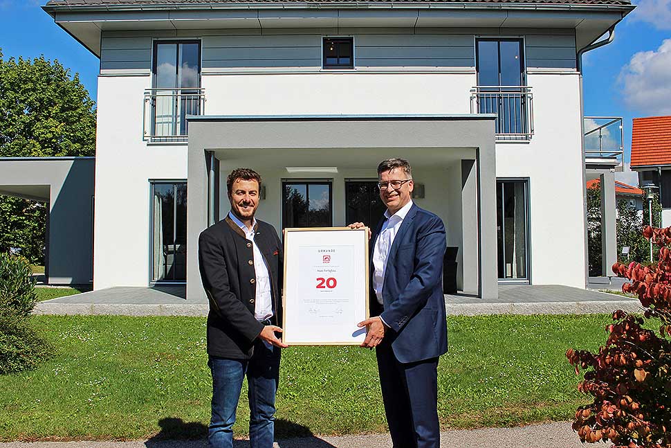 BDF-Geschäftsführer Georg Lange (r.) überreichte Xaver A. Haas (l.) eine Jubiläumsurkunde. Foto: BDF/Haas Fertigbau