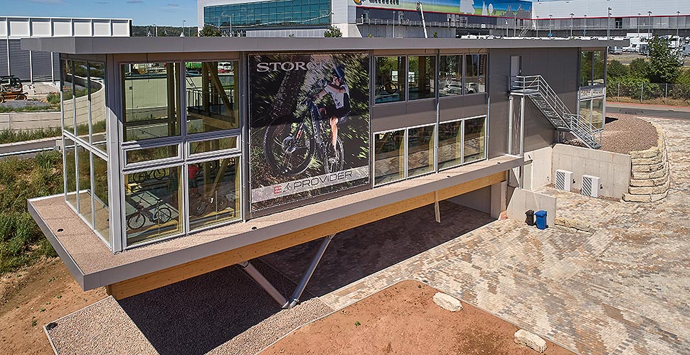 Auch architektonisch ist der Conceptstore ein Hingucker. Das Holzfachwerkhaus hat die Firma Sonnleitner aus Ortenburg gefertigt und errichtet. Foto: Sonnleitner Holzbauwerke