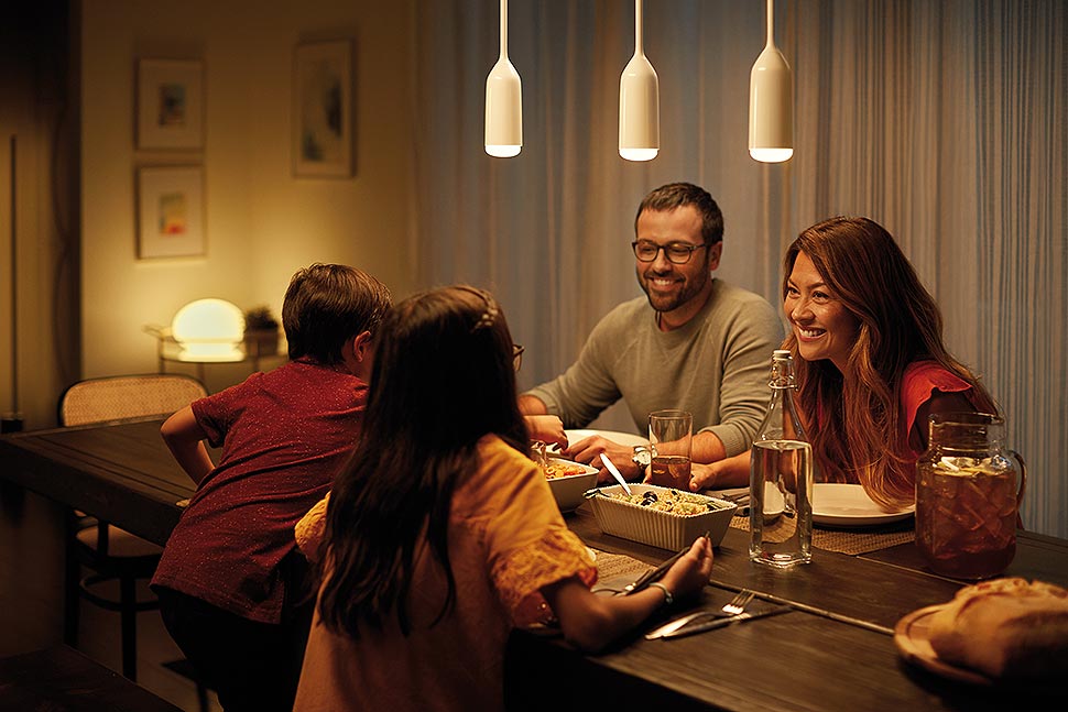 Sanftes, dimmbares Licht sorgt für eine gute Atmosphäre beim gemeinsamen Zusammentreffen am Esstisch. Foto: licht.de / Signify