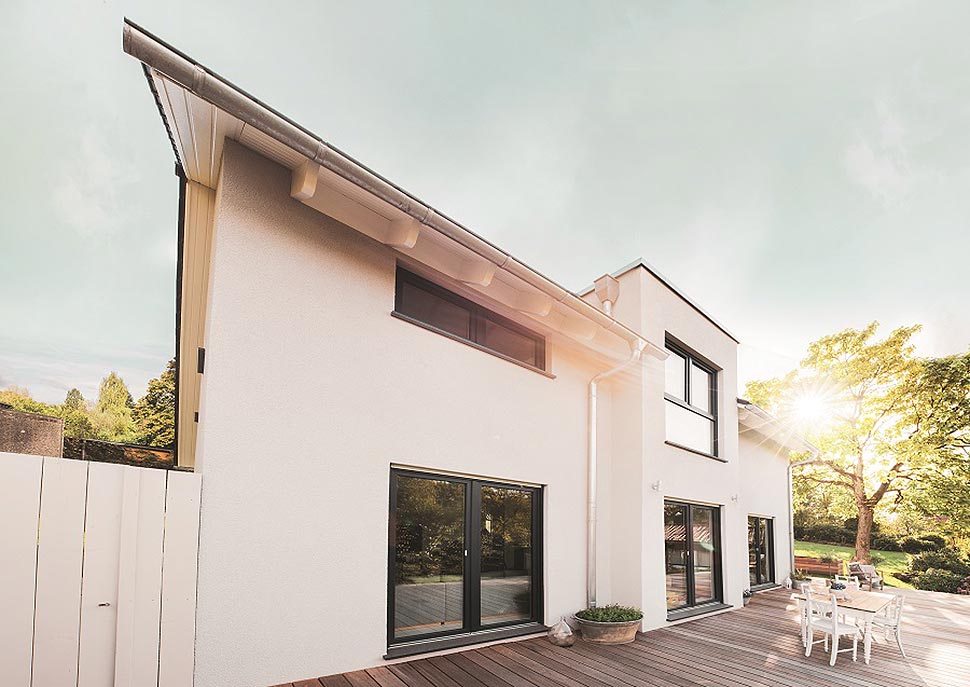 Naturintegratives Wohnen im modernen Satteldachhaus „Vinaro“ von Fingerhut Haus. Foto: Fingerhut Haus Naturintegratives Wohnen im modernen Satteldachhaus „Vinaro“ von Fingerhut Haus. Foto: Fingerhut Haus