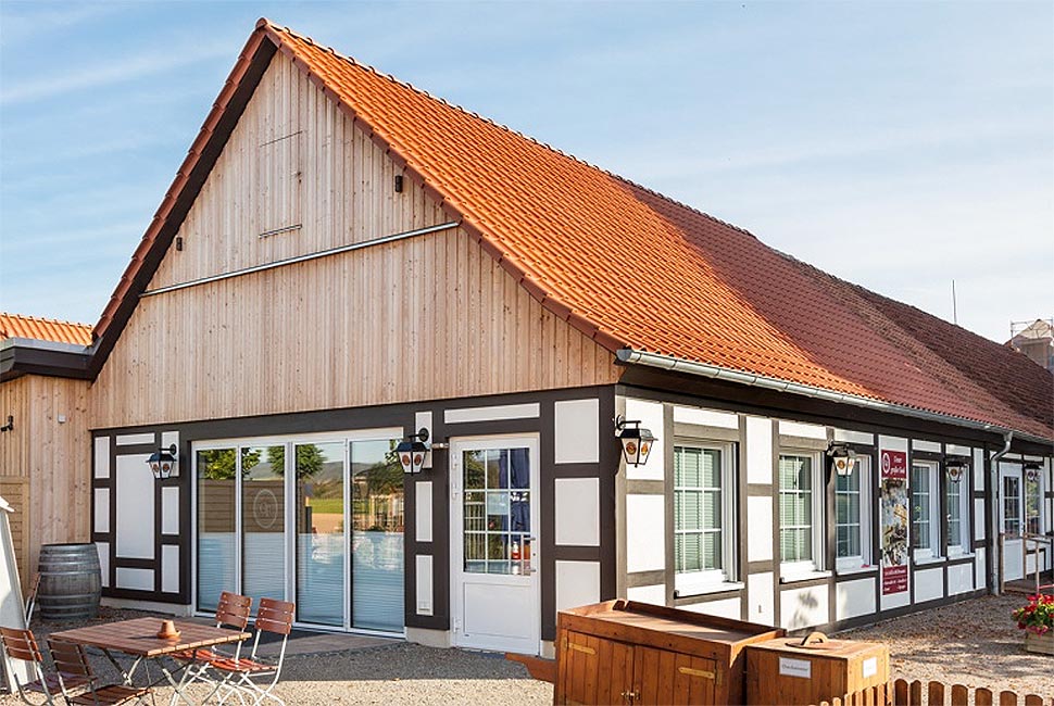 Durch einen Anbau erweitert: Das Gohnder Fährhaus an der Weser. Foto: Meisterstück HAUS