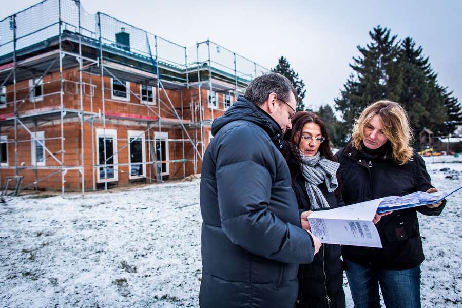 Sind Verzögerungen auf der Baustelle wirklich coronabedingt? Unabhängige Bauherrenberater helfen Bauherren bei einer realistischen Einschätzung ihrer Situation. Foto: djd / Bauherren-Schutzbund Sind Verzögerungen auf der Baustelle wirklich coronabedingt? Unabhängige Bauherrenberater helfen Bauherren bei einer realistischen Einschätzung ihrer Situation. Foto: djd / Bauherren-Schutzbund