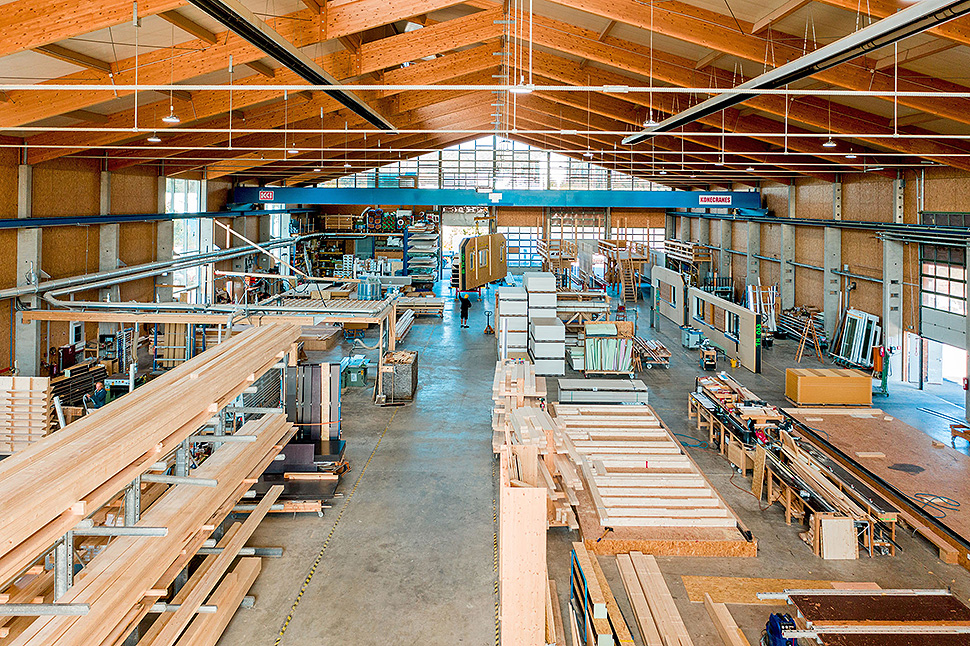 Die Vorfertigung findet witterungsunabhängig in einer Werkshalle statt. Foto: BDF/Gruber Haus/QXXQ Die Vorfertigung findet witterungsunabhängig in einer Werkshalle statt. Foto: BDF/Gruber Haus/QXXQ