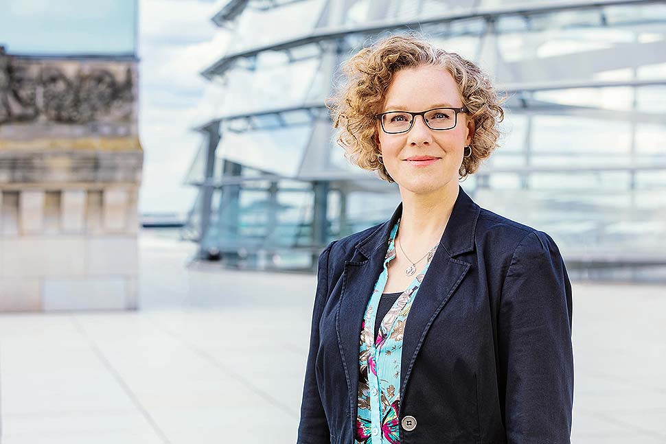 MdB Julia Verlinden diskutierte mit zahlreichen Unternehmern der Fertighausindustrie. Foto: Rainer Kurzeder