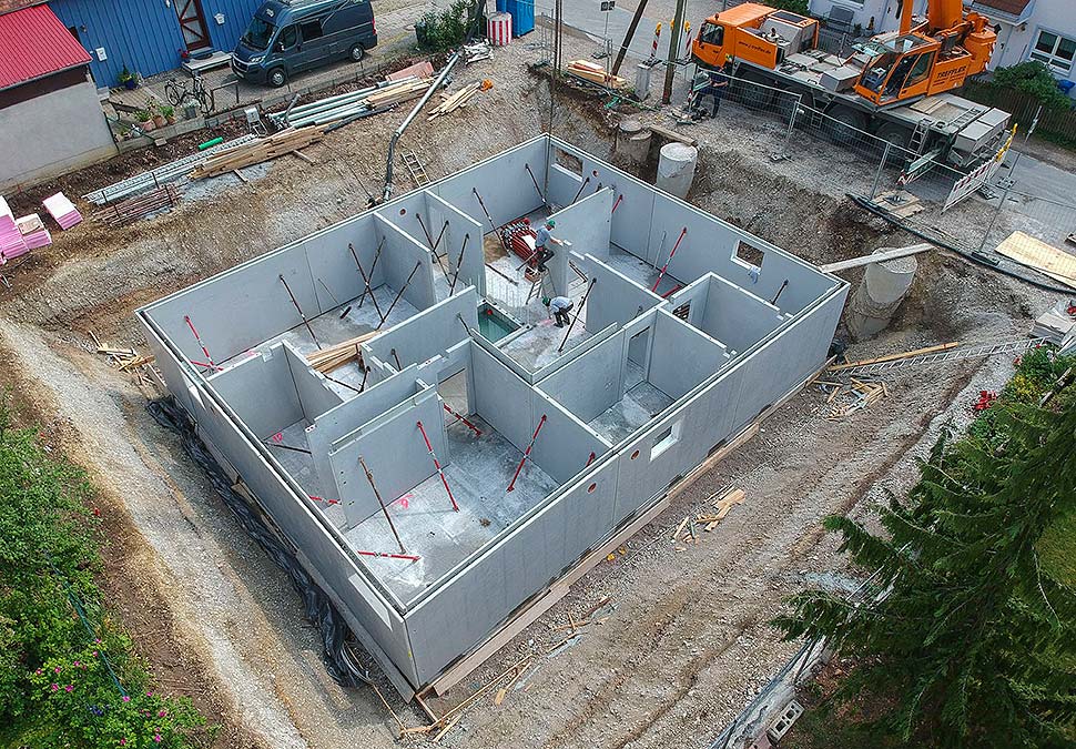 Ein Fertigkeller wird aus industriell vorgefertigten Bauteilen errichtet. Foto: GÜF / Knecht Kellerbau Ein Fertigkeller wird aus industriell vorgefertigten Bauteilen errichtet. Foto: GÜF / Knecht Kellerbau