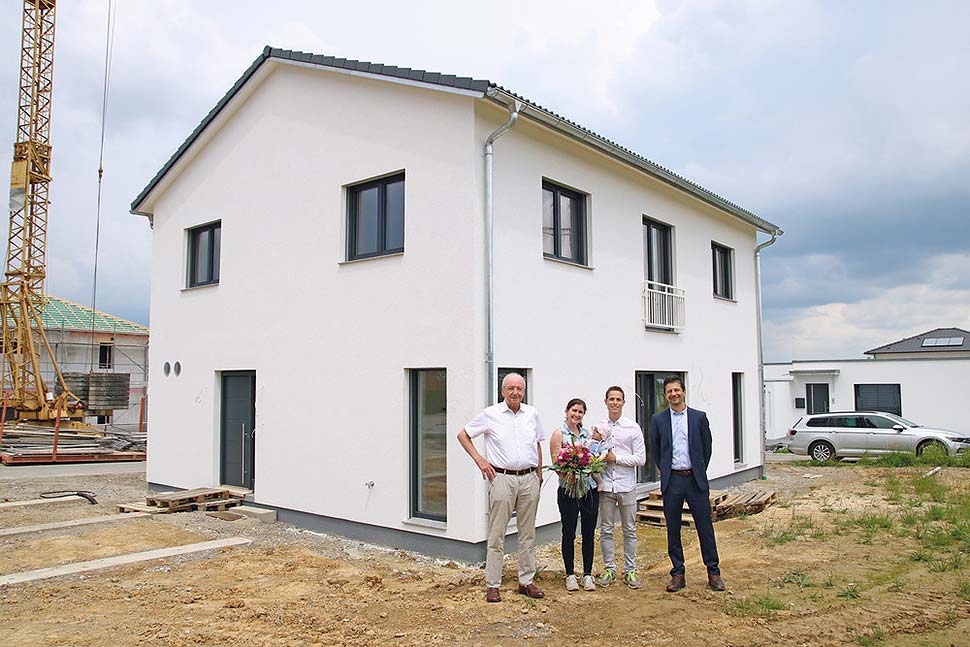 Gemeinsam mit Vertriebsleiter Daniel Liehner übergibt Hans Weber das Einfamilienhaus an das glückliche Paar. v.l.: Hans Weber, Melanie und Robert Wackenhut mit Töchterchen, Daniel Liehner. Foto: WeberHaus