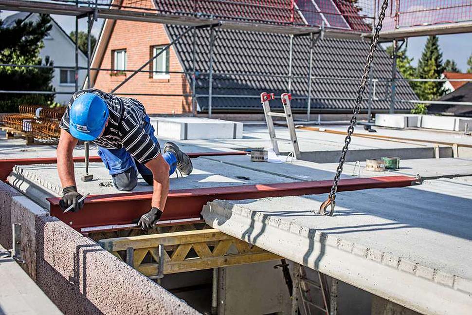 Wer heute ein Haus bauen lässt, muss mit Verknappungen und Verzögerungen beim Materialnachschub rechnen. Foto: djd / Bauherren-Schutzbund