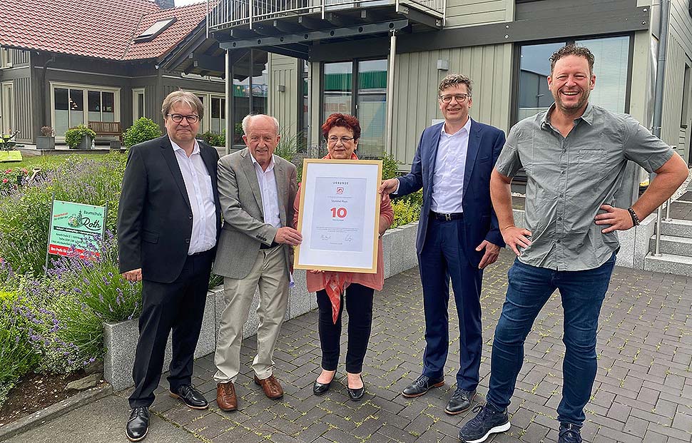 Urkundenübergabe bei Stommel Haus mit (v.l.n.r.) Achim Hannott, Franz Stommel, Waltraud Stommel, Georg Lange, Ralf Stommel. Foto: Stommel Haus