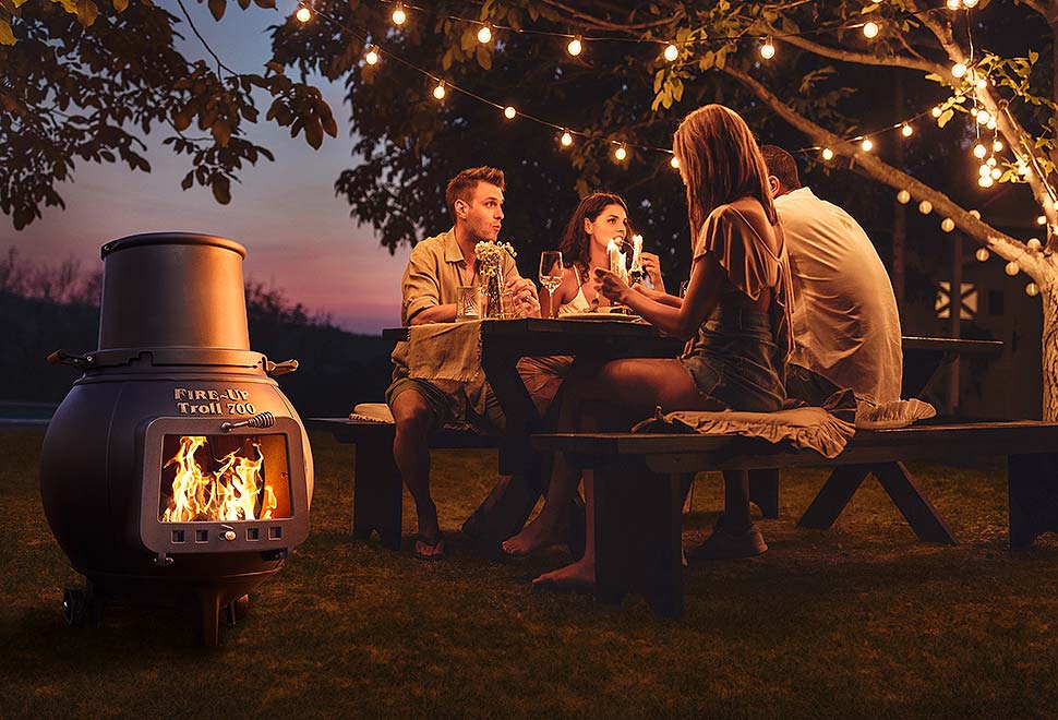 Grillen, räuchern, heizen: Der Gartenkamin aus emailliertem Guss überzeugt durch seine Vielfalt. Foto: Leda Werk Grillen, räuchern, heizen: Der Gartenkamin aus emailliertem Guss überzeugt durch seine Vielfalt. Foto: Leda Werk
